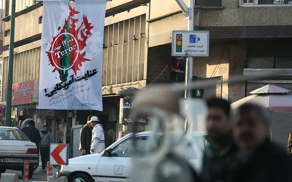 &laquo;تحریم اقتصادی &raquo; عنوان جمله دیگری است که در بنرهای &laquo; عنایت آمریکایی &raquo; درج شده است . این بنرها از روز سه شنبه توسط سازمان بسیج شهرداری در پایتخت نصب شده است ./IRNA
