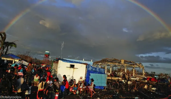 رنگین کمان زیبا بر فراز فرودگاه تاکلوبان فیلیپین در جریان امداد رسانی به طوفان زده های این کشور
DAMIR SAGOLJ/REUTERS
