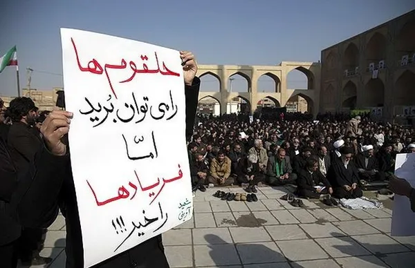 مردم یزد صبح دوشنبه در اعتراض به جلوگیری از تدفین شهدای گمنام در میدان امیر چخماق تجمع کردند./FNA
