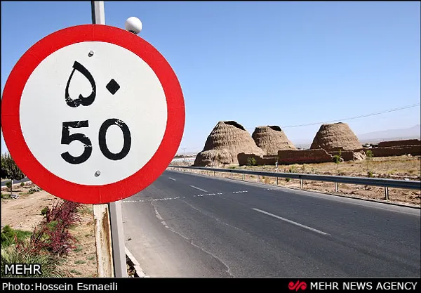 در جنوب شهر سبزوار سه یخدان تاریخی وجود دارد که قدمت آن ها به دوره قاجاریه می رسد.جنس این یخدان ها از خشت می باشد که در گذشته برای نگهداری یخ برای فصل تابستان استفاده می شده است.بخشی از هرم این یخدان ها ریزش کرده و نیازبه بازسازی دارد.