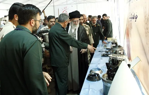حضرت آیت الله خامنه ای رهبر معظم انقلاب اسلامی روز یکشنبه با حضور در ستاد فرماندهی نیروی هوافضای سپاه پاسداران انقلاب اسلامی به مدت دو ساعت از نمایشگاه دستاوردهای این نیرو بازدید کردند/Leader O W
