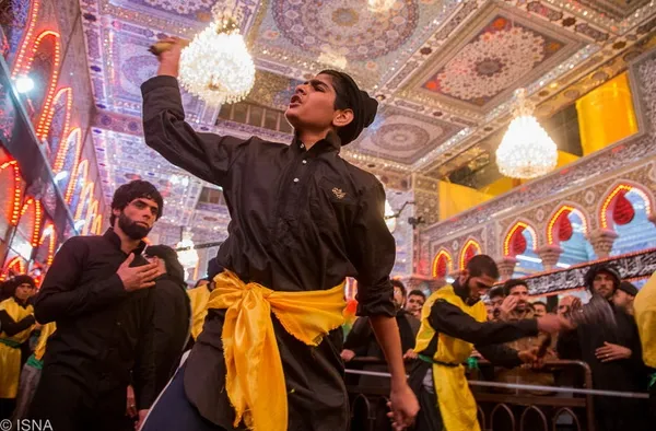 عزاداران حسینی در صحن حرم سالار شهیدان