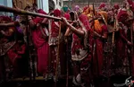 زن ها با ابزار چوبی مخصوص اسپری کردن رنگ