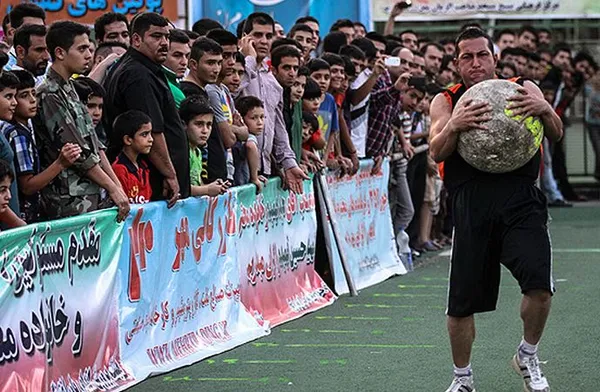 چهارمین دوره مسابقات قوی&zwnj;ترین مردان کشور یادواره ۲۷۰۰ شهید شهرری عصر جمعه در شهر ری برگزار شد./MNA

