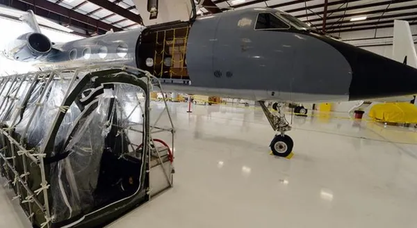 تصویر: جت &laquo;گالف&zwnj;استریم ۳&raquo; ساخت شرکت هواپیماسازی فونیکس&zwnj;ایر در ایالت جورجیا در آمریکا ـ شرکت هوایی &laquo;لوفت&zwnj;هانزا&raquo; آلمان از سوی دولت این کشور مأموریت یافته هواپیمایی ویژه با امکانات خاص به منظور نقل و انتقال بیماران مبتلا به ابولا آماده کند. قرار است چندین فروند هواپیما به تجهیزاتی مجهز شوند که بتوان با آن&zwnj;ها بیماران آلوده به ویروس به شدت واگیر ابولا را جابجا کرد. گفته می&zwnj;شود، این هواپیما&zwnj;ها باید تا اواسط ماه نوامبر (حدود یک ماه دیگر) آماده شده باشند. سپس قرار است داوطلبانی از آلمان با این هواپیما&zwnj;ها راهی کشورهای بحران&zwnj;زده شوند. /AP-DW