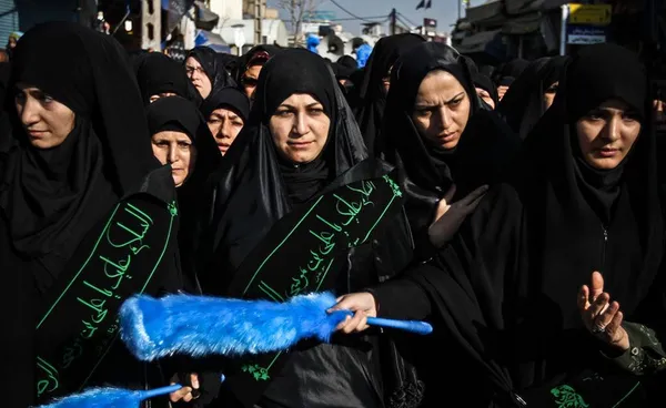 آئین عزاداری شهادت حضرت امام الرضا (ع) صبح امروز سه شنبه با حضور بانوان در نوغان مشهد برگزار شد./MNA
