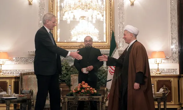 کارل بیلت وزیر امور خارجه سوئد در ساختمان قدس با آیت الله هاشمی رفسنجانی رئیس مجمع تشخیص مصلحت نظام دیدار و گفت و گو کرد/ایرنا
