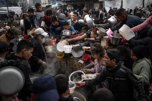 رفح، غزه ــ فلسطینی ها در یک نقطه توزیع غذا در رفح صف می کشند.