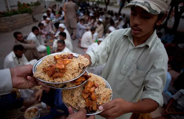 افطاری های گسترده در ایام ماه مبارک رمضان در اسلام اباد پاکستان
B.K. Bangash/Associated Press
