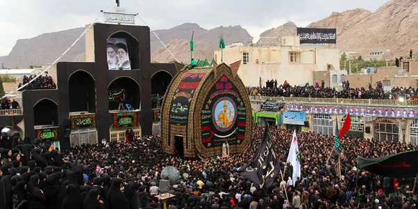 نخل برداری عصر عاشورا در یزد./IRNA
