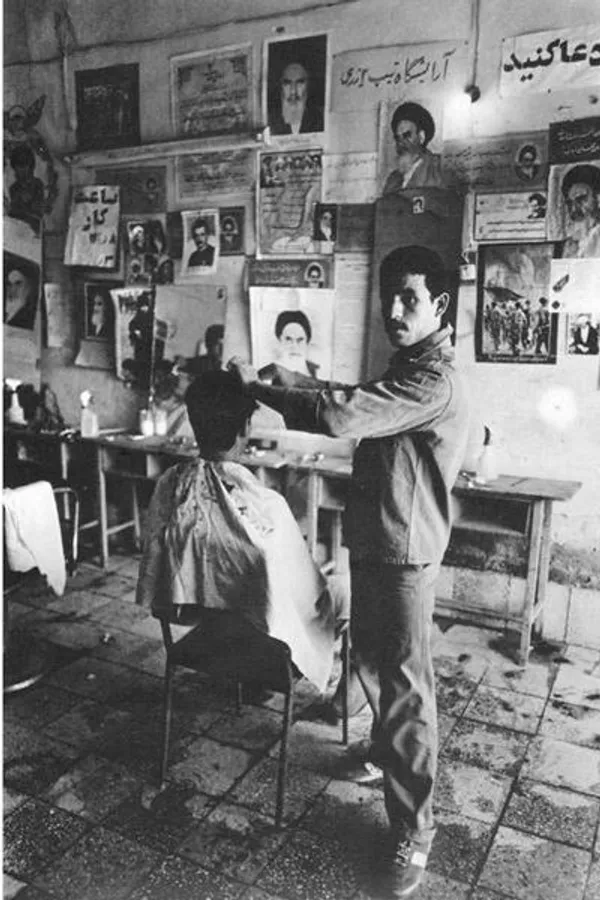 یک آرایشگاه مدرن تر، البته از نوع صحرایی. با استاد سلمانی که دیوارهای دکان صلواتی&zwnj;اش را هم تزئین کرده.
