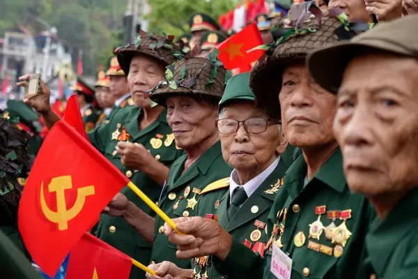 ویتنام  ـ کهنه سربازان در رژه بزرگداشت پیروزی نبرد Dien Bien Phu  
