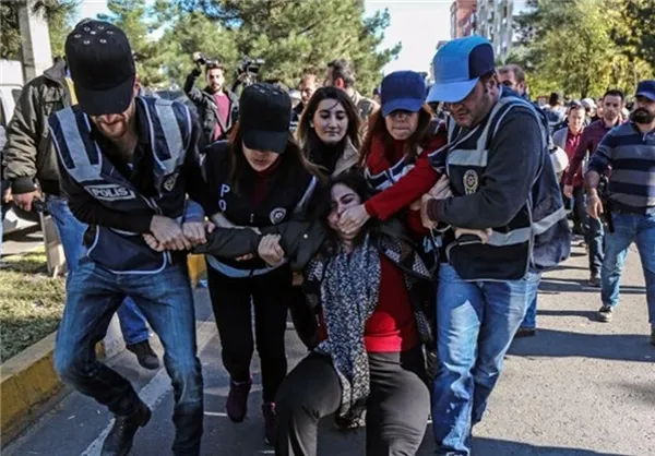 لحظه دستگیری &laquo;صباحت تونجل&raquo; نماینده پارلمانی حزب دموکراتیک خلق