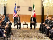 عکس دیدار پزشکیان و نخست‌وزیر مالزی