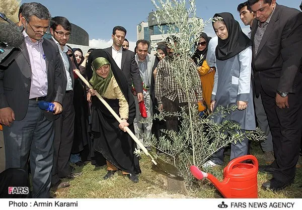 کاشت نهال صلح با حضور معصومه ابتکار رئیس سازمان محیط زیست در پارک پردیسان
شنبه 30 شهریور
