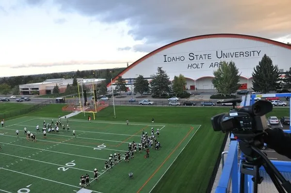 دانشگاه "آیداهو"(University of Idaho)

این دانشگاه در سال ۱۸۸۹ در ایالت "آیداهو" تاسیس شد. مرکز تفریحات این دانشگاه در سال ۲۰۰۲ میلادی ساخته شد و می&zwnj;توان گفت یکی از جدیدترین مراکز تفریحی ساخته شده میان دانشگاه&zwnj;ها است.

مساحت باشگاه تناسب اندام این مرکز ۸۰ هزار فوت مربع است که باعث شده یکی از بزرگترین باشگاه&zwnj;ها در این ایالت باشد.

در این مرکز تفریحی سونا و بخش ماساژ درمانی نیز برای استفاده دانشجویان این دانشگاه ساخته شده است.