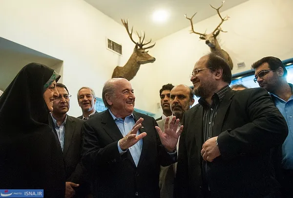 از راست، شریعتمداری سرپرست وزارت ورزش و جوانان، سپ بلاتر رییس فدراسیون جهانی فوتبال و معصومه ابتکار رییس سازمان حفاظت محیط زیست