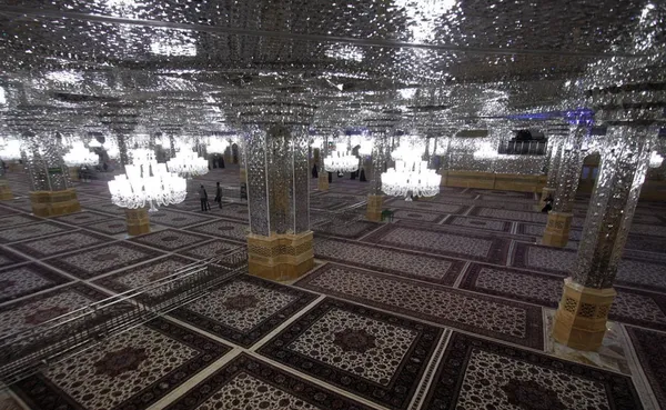 همزمان با سالروز ولادت رسول اکرم (ص) و امام صادق (ع) رواق جدید و بزرگ &laquo;دارالمرحمه&raquo; در حرم مطهر امام رضا (ع) افتتاح شد. /این رواق با ظرفیت بیش از ۱۰ هزار نفر نماز گزار در طبقه پایین رواق امام خمینی (ره) احداث شده است/ایرنا
