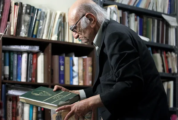 دکتر &laquo;محمد ابراهیم باستانی پاریزی&raquo; ادیب، مورخ و نویسنده پس از سال&zwnj;ها تلاش موثر و ماندگار در حوزه فرهنگ و ادب ایران روز سه شنبه پنجم فروردین در سن ۸۹ سالگی در تهران درگذشت/ایرنا
