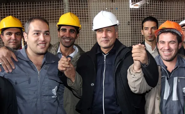 بازدید وزیر کار از کارخانه سیمان زرند. ساوه - ظرفیت تولید کارخانه سیمان زرند ۱۰۰۰ تن سیمان سفید و ۷۵۰۰ تن سیمان خاکستری در سال است./IRNA
