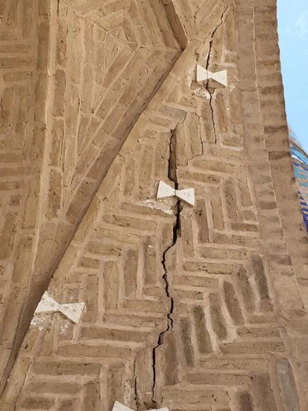  تشدید ترک&zwnj;ها در اثر نفوذ رطوبت ناشی از نزولات جوی 