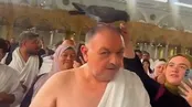 نشستن یک کبوتر روی سر حاجی در طواف کعبه