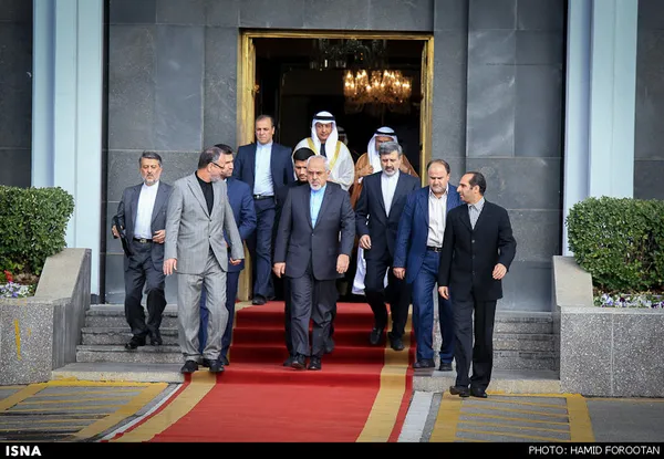  استقبال ظریف از وزیر امور خارجه امارات در فرودگاه مهرآباد
