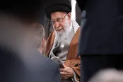 جمله رهبری به شاعری که کتابش را تقدیم کرد؛ «همه‌اش ترکی است!»