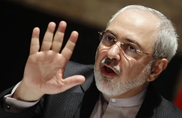 محمدجواد ظریف، وزیر خارجه ایران، در گفت&zwnj;وگویی با کریستین امانپور، مجری شبکه تلویزیونی سی&zwnj;ان&zwnj;ان، مذاکرات اتمی تهران با قدرت&zwnj;های جهانی را &laquo;فرصتی تاریخی&raquo; برای حل این مناقشه نامید و تاکید کرد که پیشنهاد او تمدید زمان مذاکرات است.این گفت&zwnj;وگو پنج&zwnj;شنبه، ۲۶ تیر، در وین انجام شد، جایی که دیپلمات&zwnj;های ایرانی و غربی برای تمام دو هفته اخیر مشغول مذاکرات فشرده&zwnj;ای بودند که با هدف دستیابی به توافق نهایی هسته&zwnj;ای میان تهران و گروه ۱+۵ صورت می&zwnj;گیرد، اما در آستانه پایان مهلت تعیین&zwnj;نشده هنوز چنین توافقی به دست نیامده است./RFE/RL-Reuters
