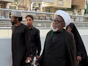 شیخ ابراهیم زکزاکی در بین عزاداران رهبر شهید