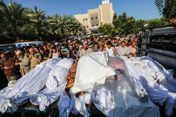 خان یونس، نوار غزه ــ عزاداری فلسطینی ها در کنار اجساد دوستان و عزیزانشان