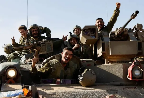اسرائيل
سربازان پس از خروج از غزه در جریان آتش بس موقت بین حماس و اسرائیل، عبور از مرز را جشن می گیرند.
