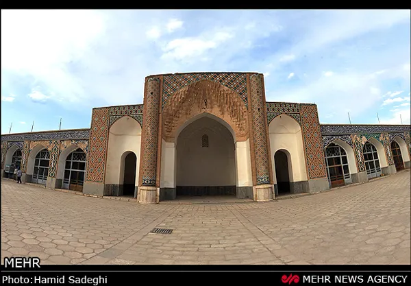 مسجد ملک یا مسجد امام از بناهای دوران سلجوقی است که گنبد آجری و تزئینات آجر کاری زیبایی دارد. این مسجد در بافت قدیم شهر کرمان در میان خیابان امام خمینی(ره) در بخش جنوبی ناحیه تاریخی بازار کرمان است. شنبه 28 اردیبهشت 1392