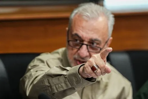 عجب روزگاری؛ متخصص باید به مدعیان انقلابی‌گری پاسخ بدهد / بازخواست یک عمر مجاهدت!
