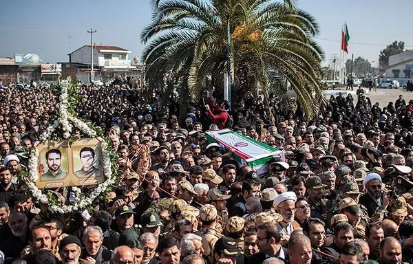 پیکر مرحومه حاجیه خانم فاطمه سیلاخوری، مادر شهیدان احمد و محمد کشوری، از مقابل بیت معظم وی در شهرستان سیمرغ صبح امروز با حضور خیل عظیم و گسترده مردم تشییع شد.
