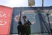 تصویر جالب توجه امام جمعه اهواز در شرایط جنگی