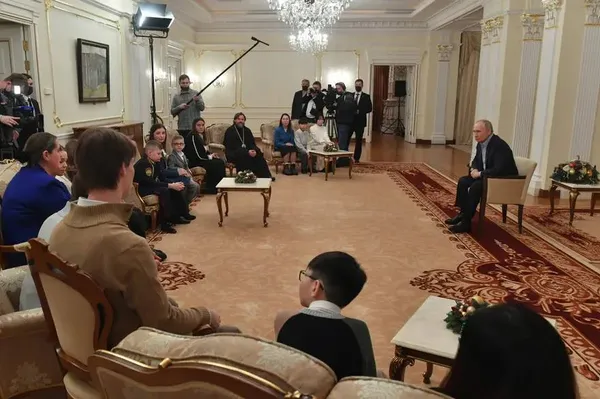 مسکو، روسیه ــ شرکت ولادیمیر پوتین در نشستی با بستگان سربازان روسی کشته شده در اوکراین