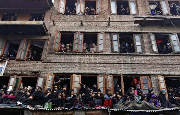 تماشای مراسم عاشورای حسینی در کشمیر./Reuters
