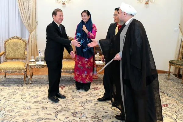 تقدیم استوارنامه سفرای لیتوانی، تاجیکستان و ویتنام به رئیس&zwnj;جمهوری؛ نگوین هونگ تاچ سفیر جدید ویتنام در ایران روز سه&zwnj;شنبه استوارنامه خود را به حجت الاسلام حسن روحانی رئیس جمهوری تقدیم کرد./IRNA
