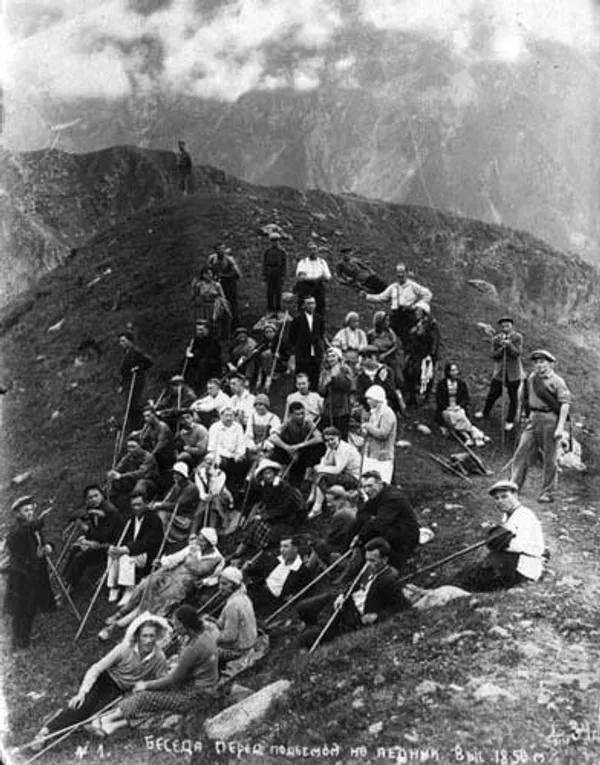 گروه گشت توریستی در جاده نظامی گرجستان ۱۹۳۴
برنامه های گروهی دولتی که در دوران روسیه تزاری غیر قابل تصور بود.
