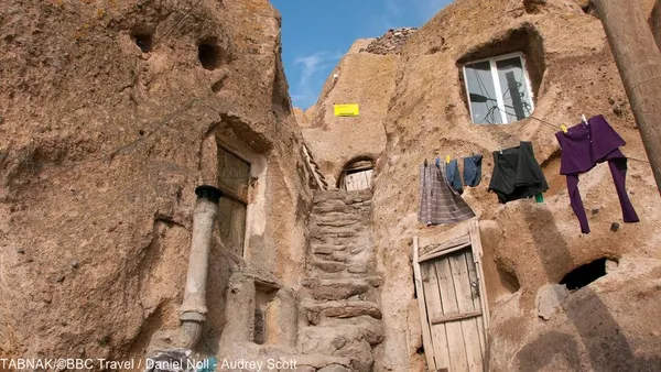 زندگی در کوچه پس کوچه های با قدمتی معادل چندین قرن در کندوان - تقابل زندگی مدرنیته با سنتی و فضای باستانی این منطقه بسیار جالب است