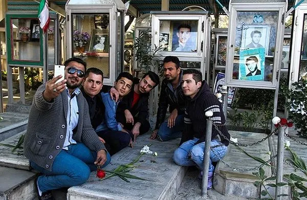 سلفی خاطره انگیز در حاشیه مراسم غبار روبی مزار شهدا./FNA
