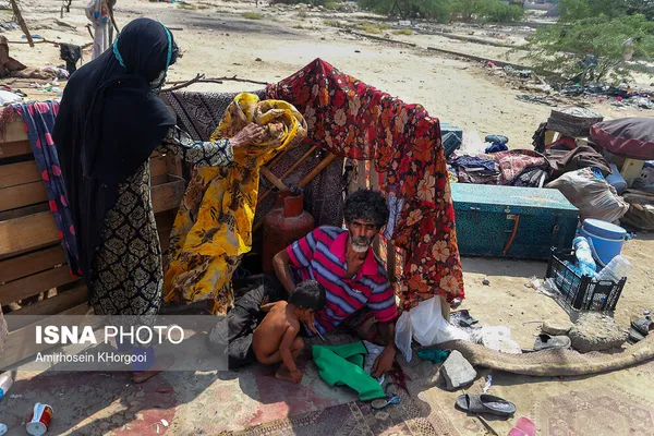  بعضی از مردان به دلیل اعتیاد توان کار کردن ندارند و نمی&zwnj;توانند مخارج خود و خانواده را تامین کنند و به جای آنها افراد خانواده کار می&zwnj;کنند، کار&zwnj;های از قبیل جمع آوری ضایعات و حمل بار در میدان میوه و تره بار شهر بندرعباس 