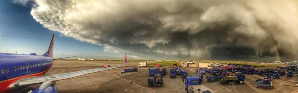 عکس استثنایی از حرکت تندباد و ابرهای سیاه باران زا به سمت فرودگاه کلرادوPAUL THOMPSON / @FLYINGPHOTOG VIA TWITTER