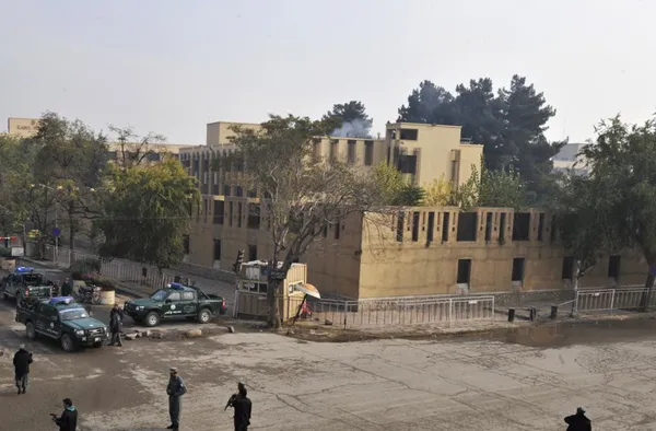 در فاصله چند هفته تا برگزاری انتخابات ریاست جمهوری افغانستان، حمله طالبان به هتلی در کابل به مرگ دست&zwnj;کم ۹ فرد غیرنظامی از جمله گزارشگر خبرگزاری فرانسه و اعضای خانواده او و چهار شهروند خارجی انجامید.گزارش رادیو آزادی افغانستان بیان می&zwnj;کند این حمله که پنج&zwnj;شنبه شب، ۲۹ اسفند، انجام شد مهمانان هتل سرینا کابل را هدف قرار داده که برای برگزاری جشن نوروز در آنجا گردهم آمده بودند/RFE/RL
