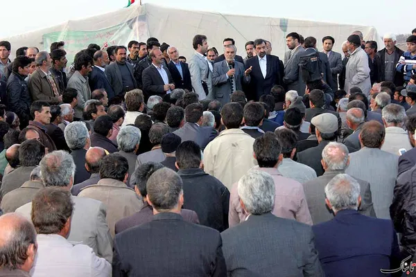 دیدار دکتر رضایی با کشاورزان اصفهانی که به دلیل مشکلات آبرسانی تحصن کرده بودند.