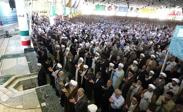 نماز عبادی - سیاسی جمعه تهران به امامت آیت الله محمد کاشانی امام جمعه موقت تهران در محل دانشگاه تهران برگزار شد./IRNA
