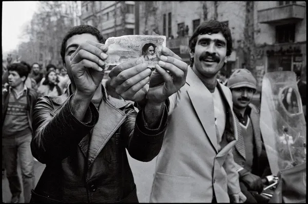 با خبر خروج شاه، تهران غرق در شادی شد