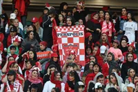 از گاز اشک‌آور در مشهد تا فرش قرمز در تهران/ یک بام و دو هوا درباره زنان هوادار فوتبال