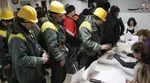 کارگران ساخت ورزشگاه المپیک زمستانی در روسیه در صف رای، روسیه میزبان رقابت های المپیک زمستانی 2014 است.